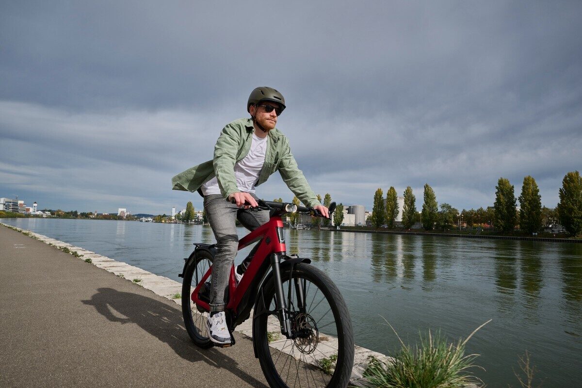 In België is het niet verplicht om een helm te dragen op een e-bike die ondersteunt wordt tot 25km/h, maar wel voor speed pedelec-gebruikers.