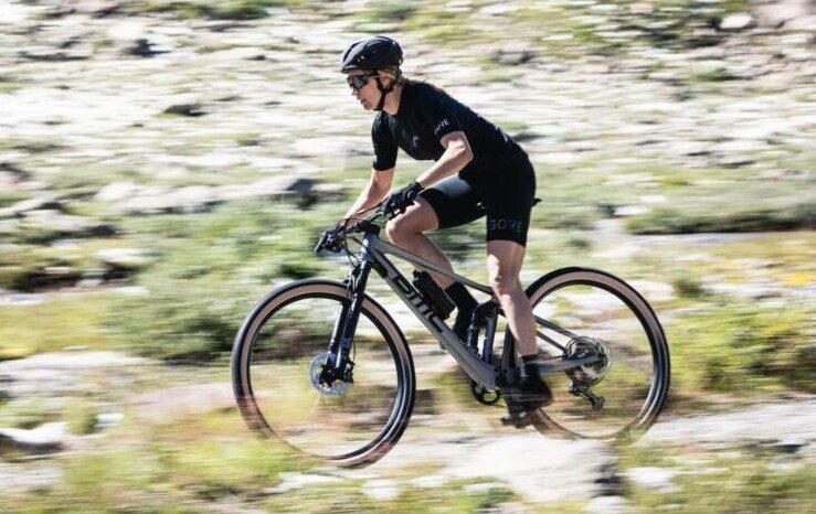 Man op BMC mountainbike in de bergen