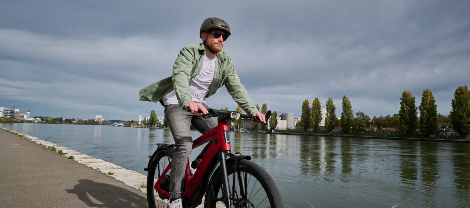 In België is het niet verplicht om een helm te dragen op een e-bike die ondersteunt wordt tot 25km/h, maar wel voor speed pedelec-gebruikers.