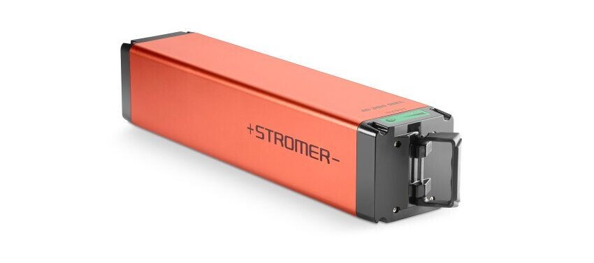 Tips om de levensduur van je fietsaccu te verlengen. Op de foto een rode Stromer batterij.