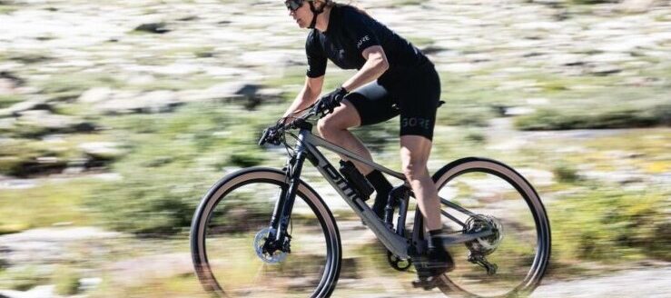 Man op BMC mountainbike in de bergen