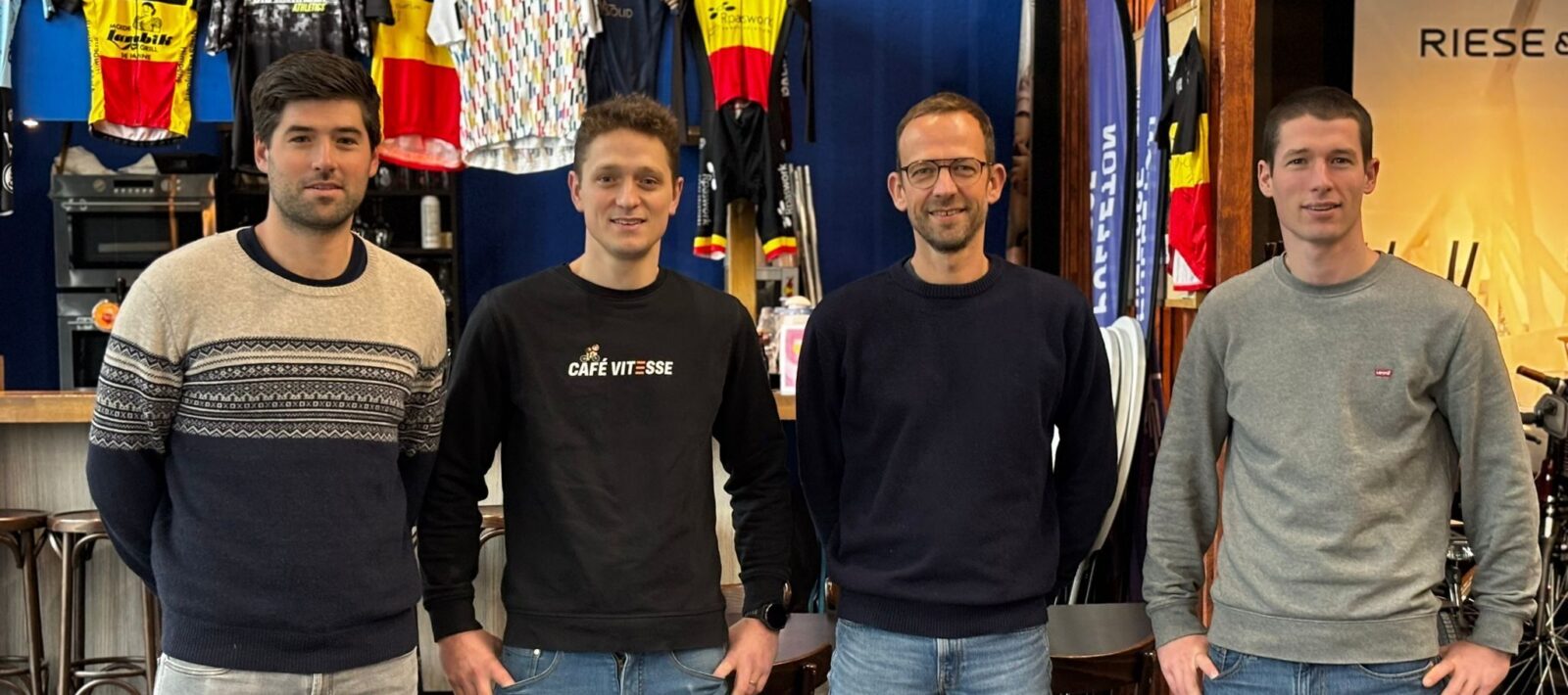 Foto met Lorenz, Mathieu en Alexander Claeys en Andries Aumann CEO Cyclobility