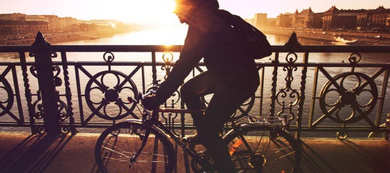 Fietsen bij zonsondergang