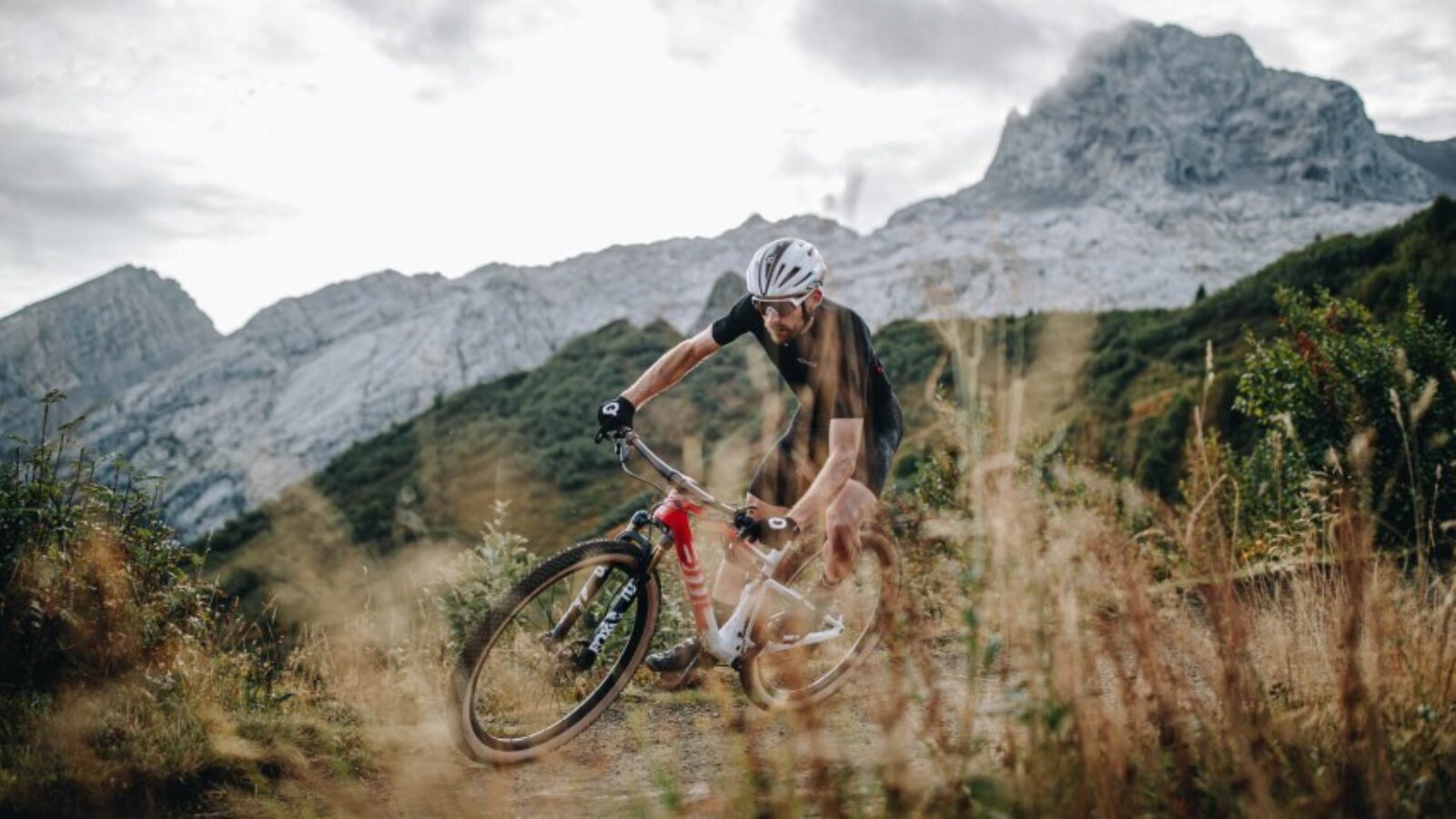 Mountainbiker op een BMC fiets. Het is belangrijk om de bandenspanning tussen de 1,1 en 2 bar te houden tijdens het mountainbiken.