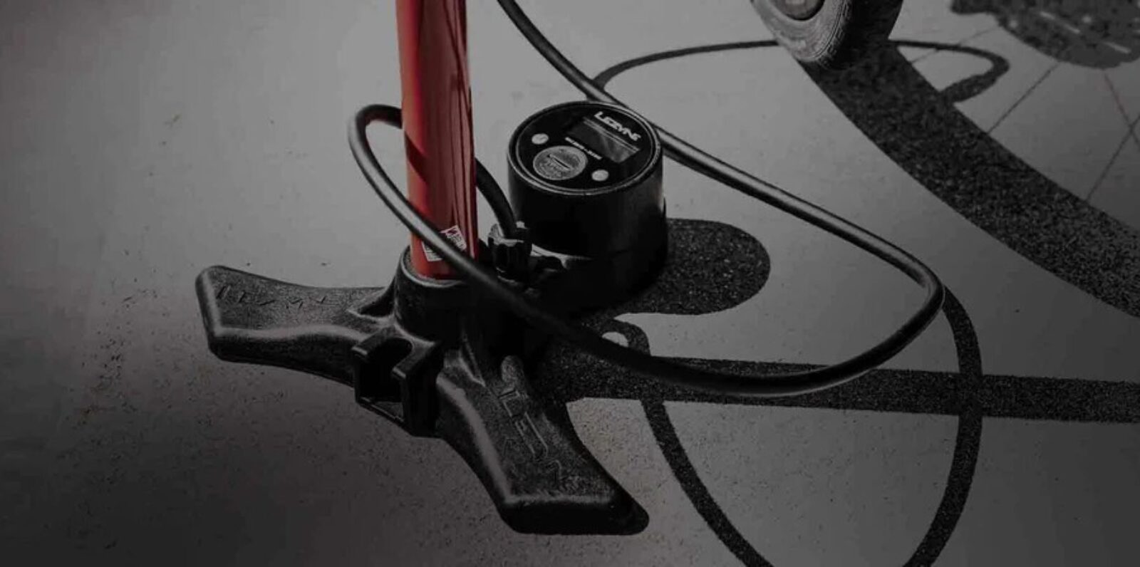 Lezyne fietspomp met ingebouwde drukmeter om de bandenspanning van je fietsband te meten.