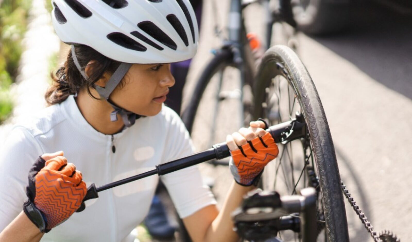 Een platte band onderweg? Dan is een handpomp een handig formaat om mee te nemen tijdens je fietstochten. Zo kun je heel snel je fietsband oppompen.