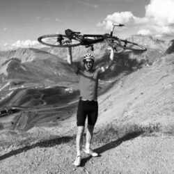 Fietser in de bergen