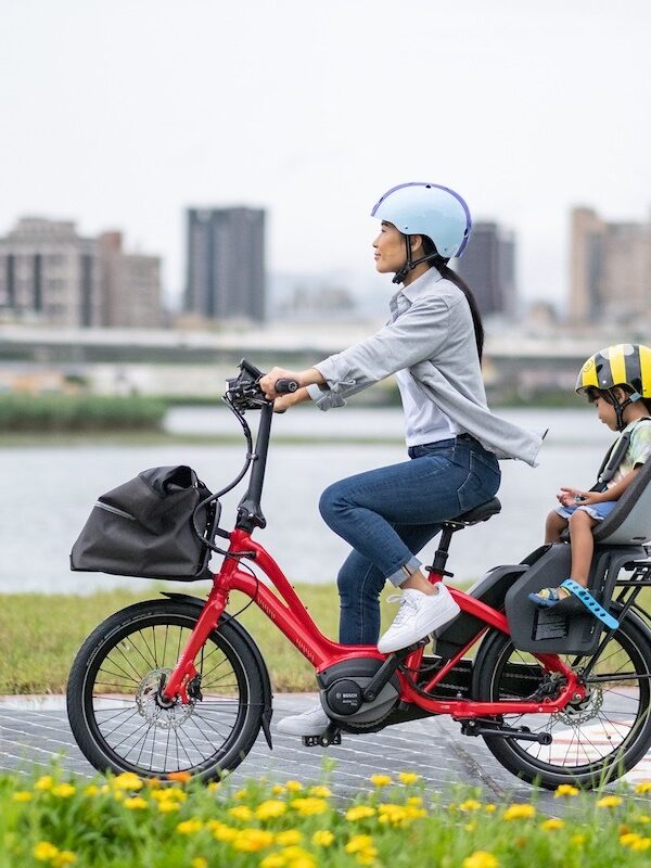 Rode elektrische plooifiets met kinderzitje