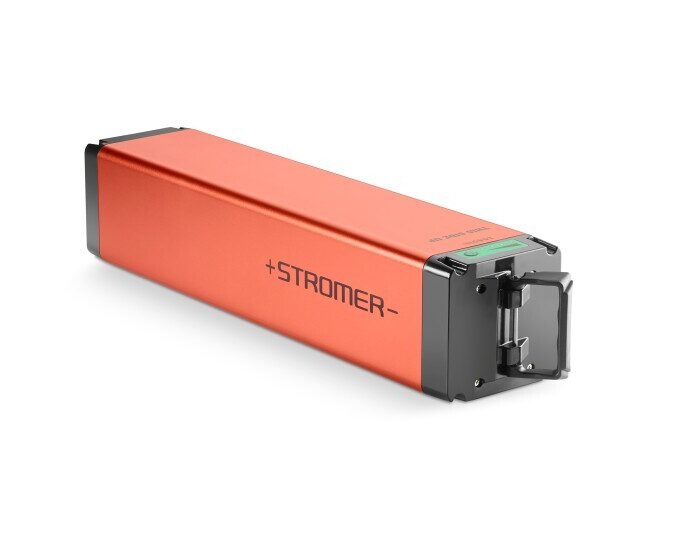 Tips om de levensduur van je fietsaccu te verlengen. Op de foto een rode Stromer batterij.