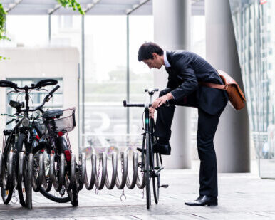 Man met fiets bekijkt de nadelen van fietsleasing