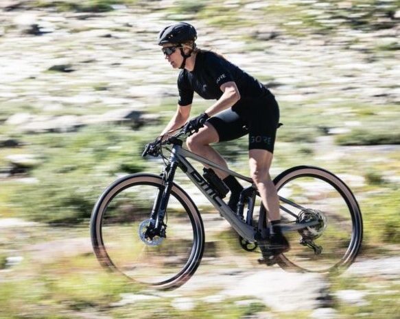 Man op BMC mountainbike in de bergen