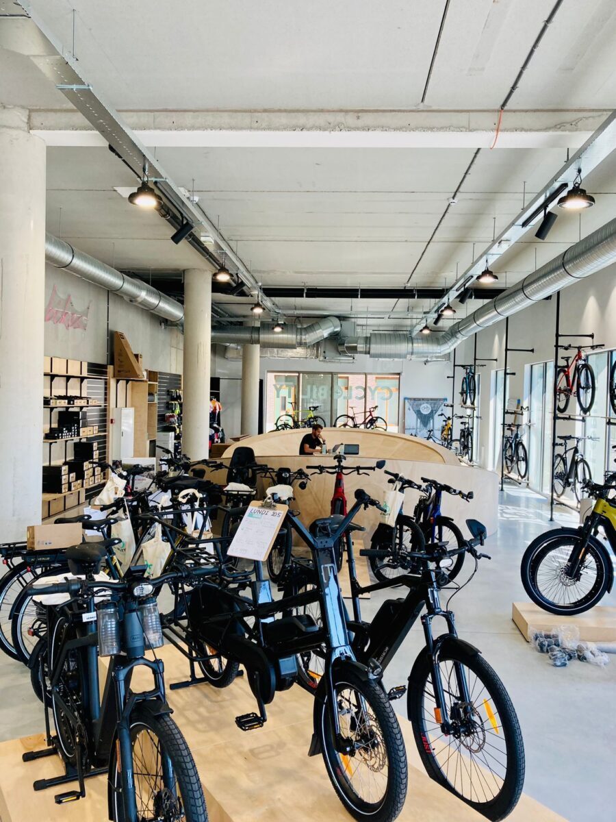 Fietsenwinkel in Gent met verschillende e-bikes.