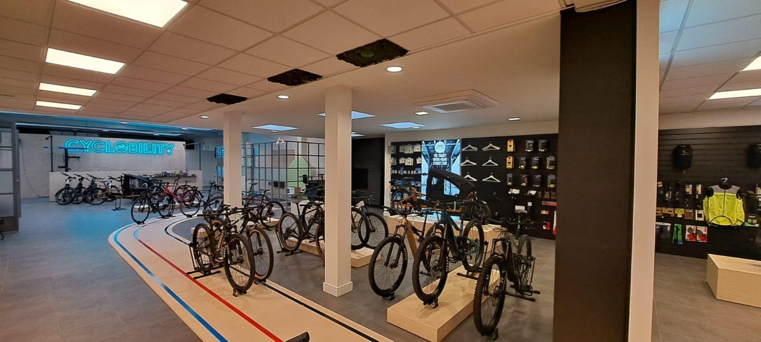Binnenkant van de Cyclobility fietsenwinkel in Sint-Niklaas. Op de foto zijn heel wat speed pedelecs, elektrische fietsen en koersfietsen te zien van gerenomeerde merken zoals BMC, Stromer en Riese & Müller.