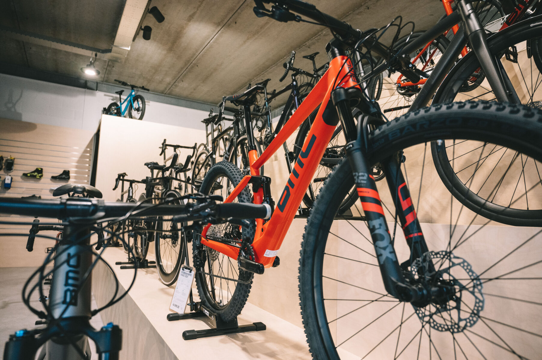 Rode BMC mountainbike fiets in fietsenwinkel