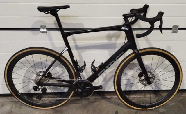 BMC Roadmachine FIVE + Carbon wielen (TWEEDEHANDS) 2023, Carbon White Grey