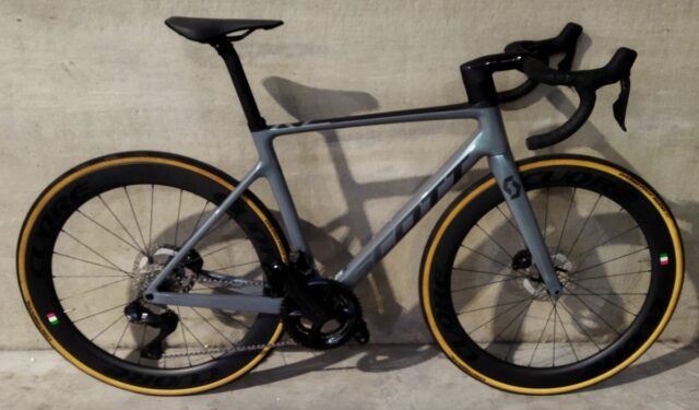 Scott Addict RC 15 + Cuore Carbon wielen (TWEEDEHANDS) 2023, Grey