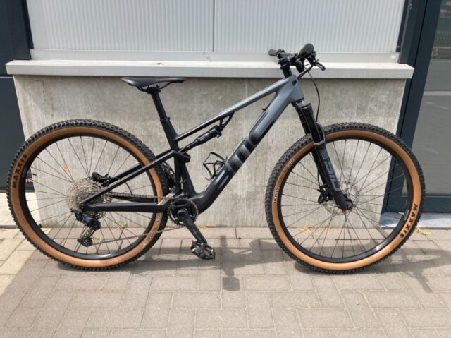 BMC Fourstroke AMP LT THREE (TWEEDEHANDS) 2023, Zwart - Grijs